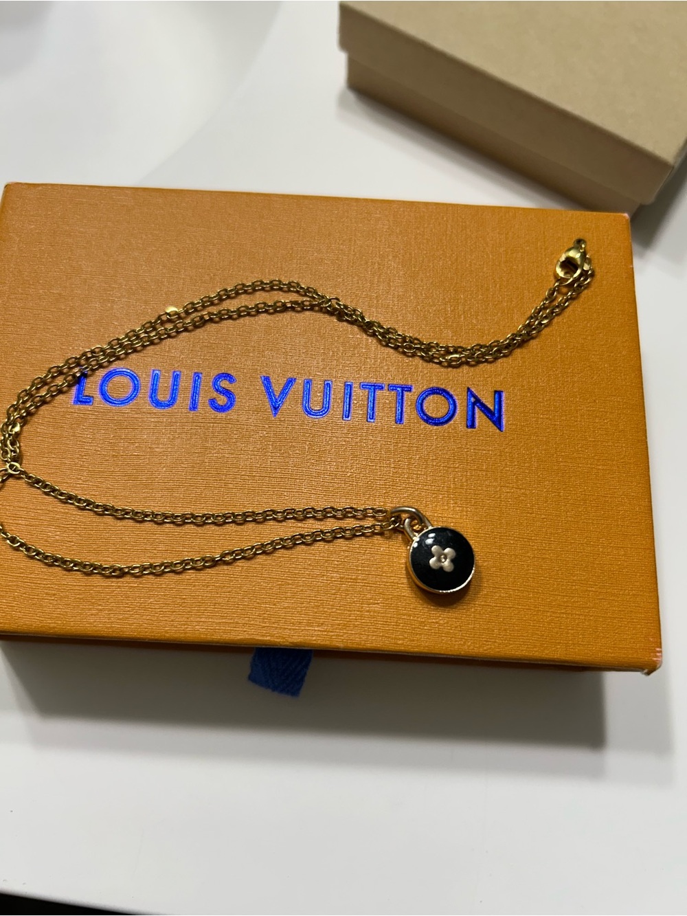 Lv charm necklace set - Picture 4 of 11